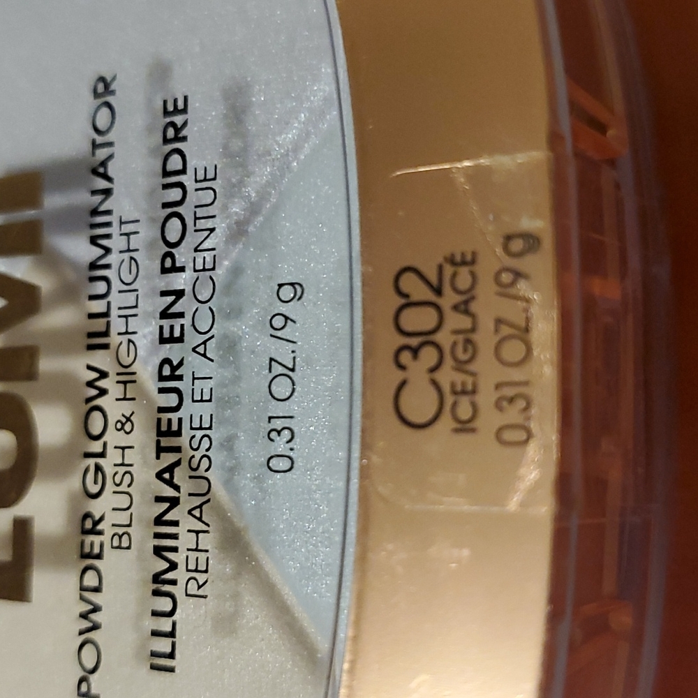 L'Oreal Powder Illuminator - Picture 2 of 2